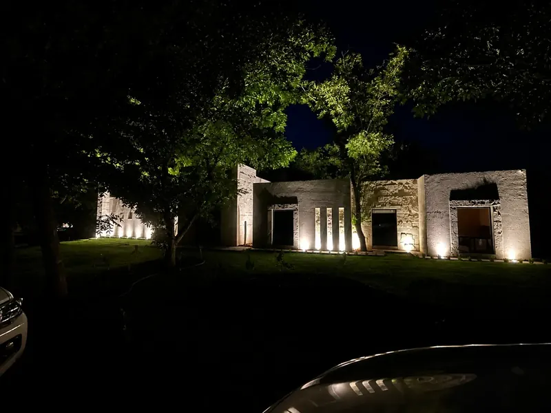 Fachada principal de noche desde otro ángulo