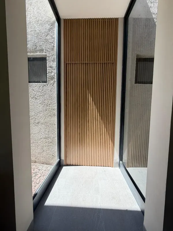 Acceso a la zona de suites, separada del área social