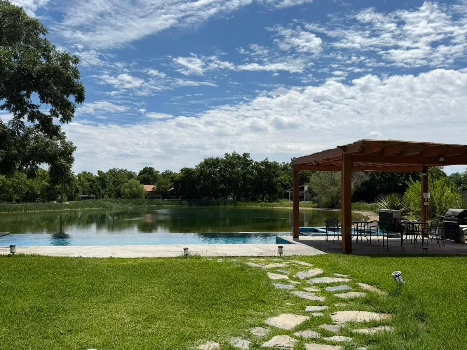 Lago de Hacienda del Marqués rodeado de nogales, a pasos de Finca Los Nogales
